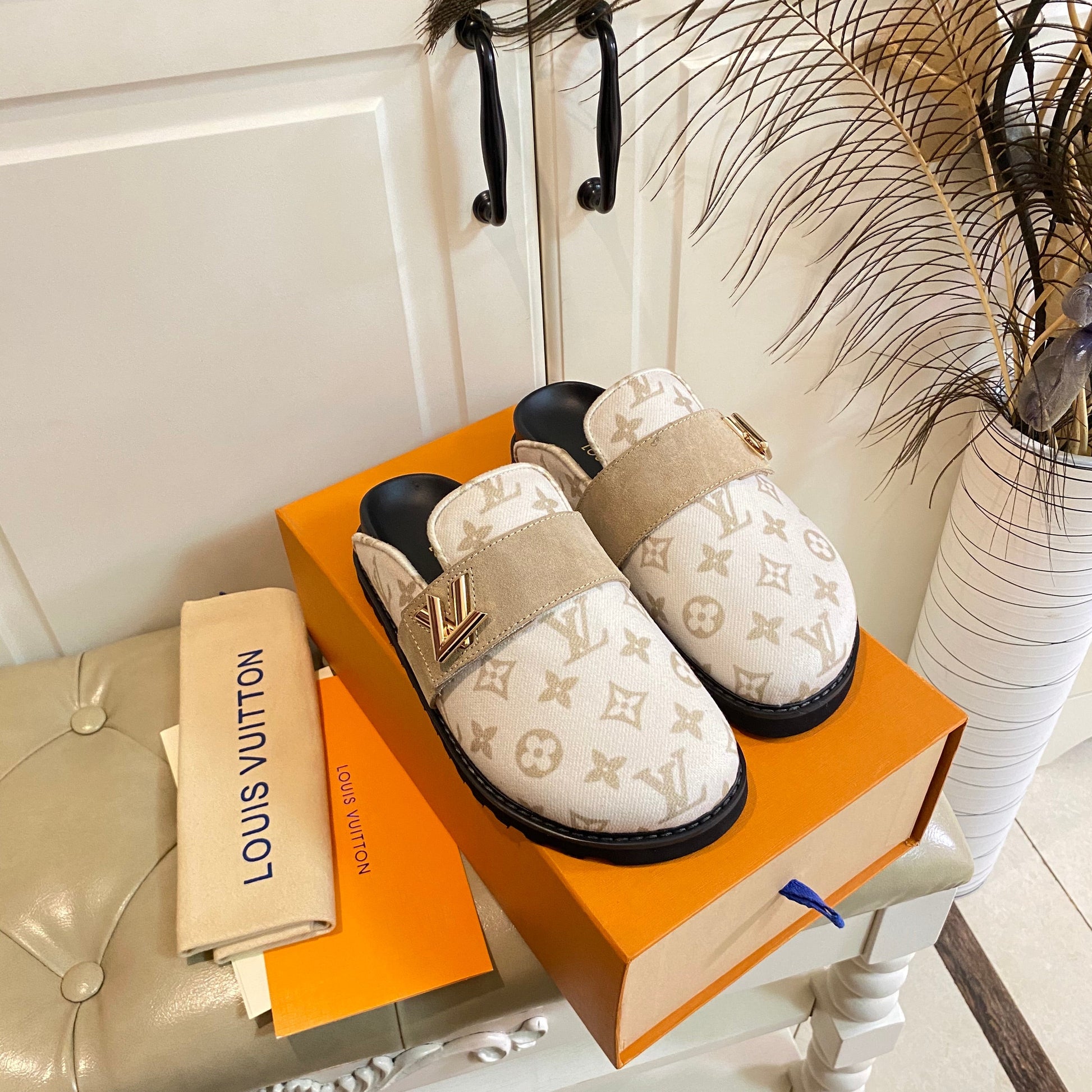 COSY FLAT COMFORT CLOG IN BEIGE MONOGRAM FABRIC