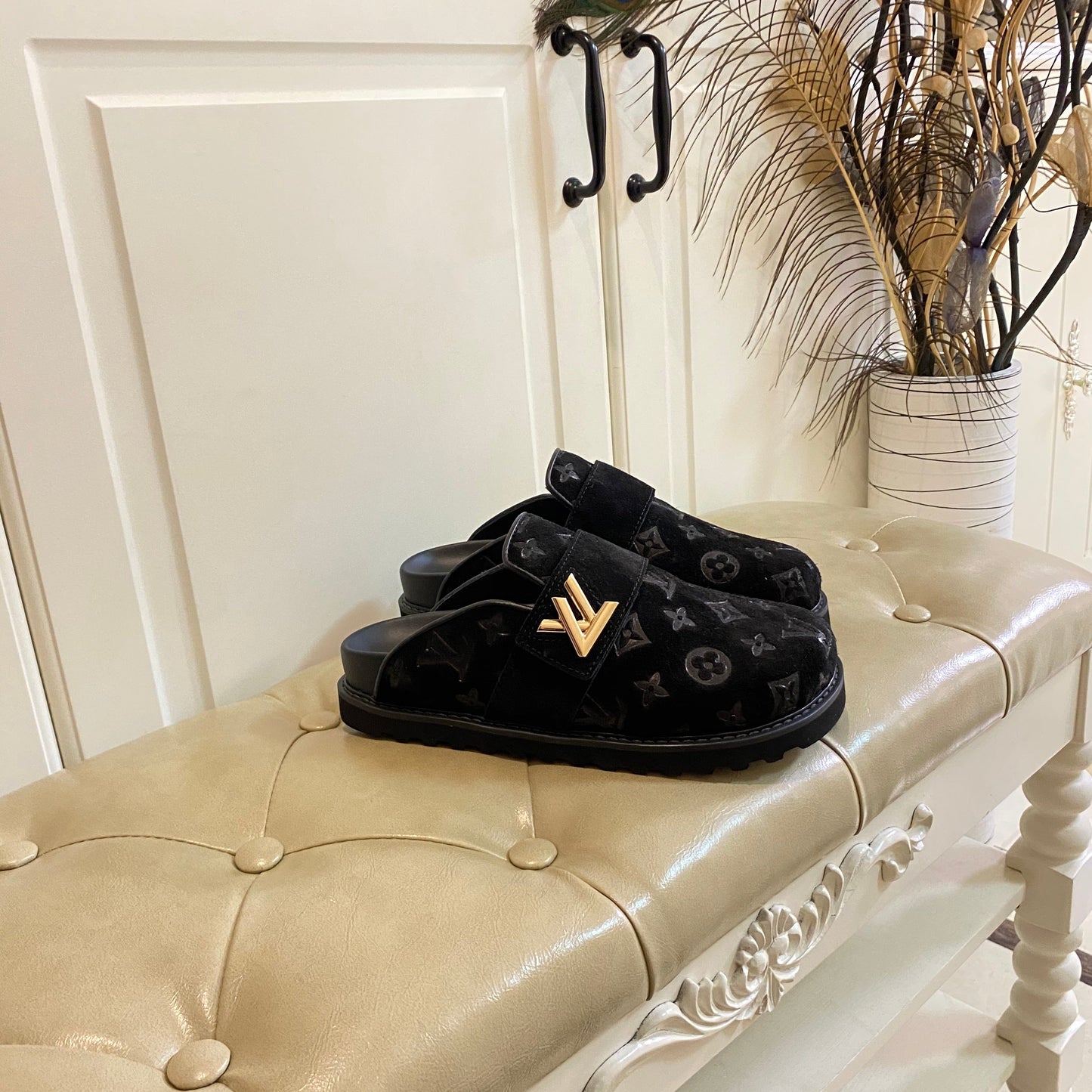 COSY FLAT COMFORT CLOG IN BLACK EMBOSSED SUEDE
