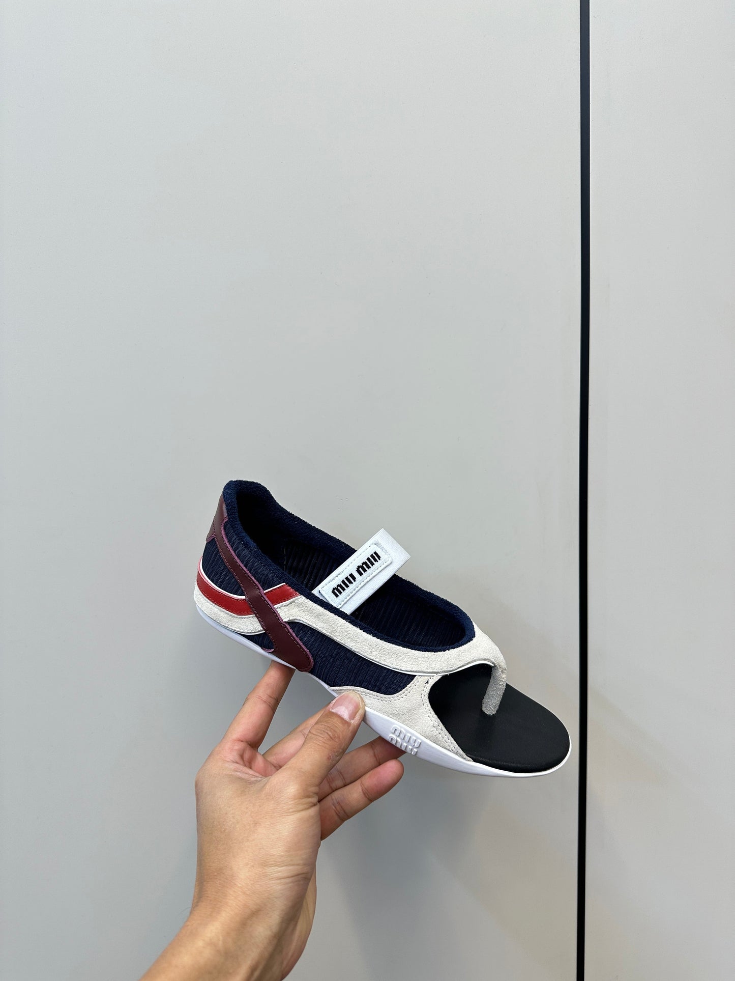THONG SANDALS IN WHITE SUEDE MIX NAVY TECH FABRIC