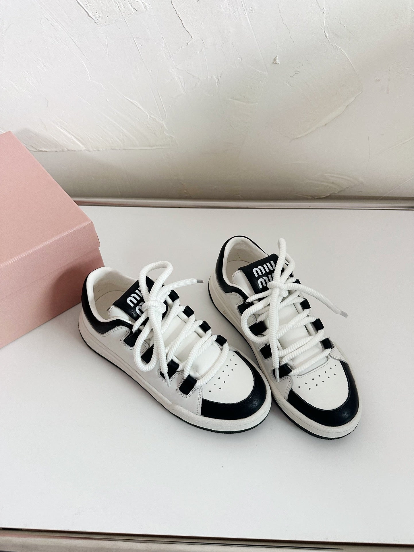 SNEAKERS SIMPLE DESIGN IN BLACK MIX WHITE SHEEPSKIN