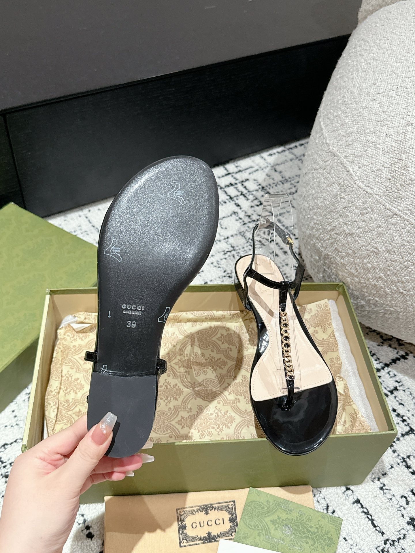 THONG SANDAL IN BLACK CALFSKIN WITH GOLD HARDWARE