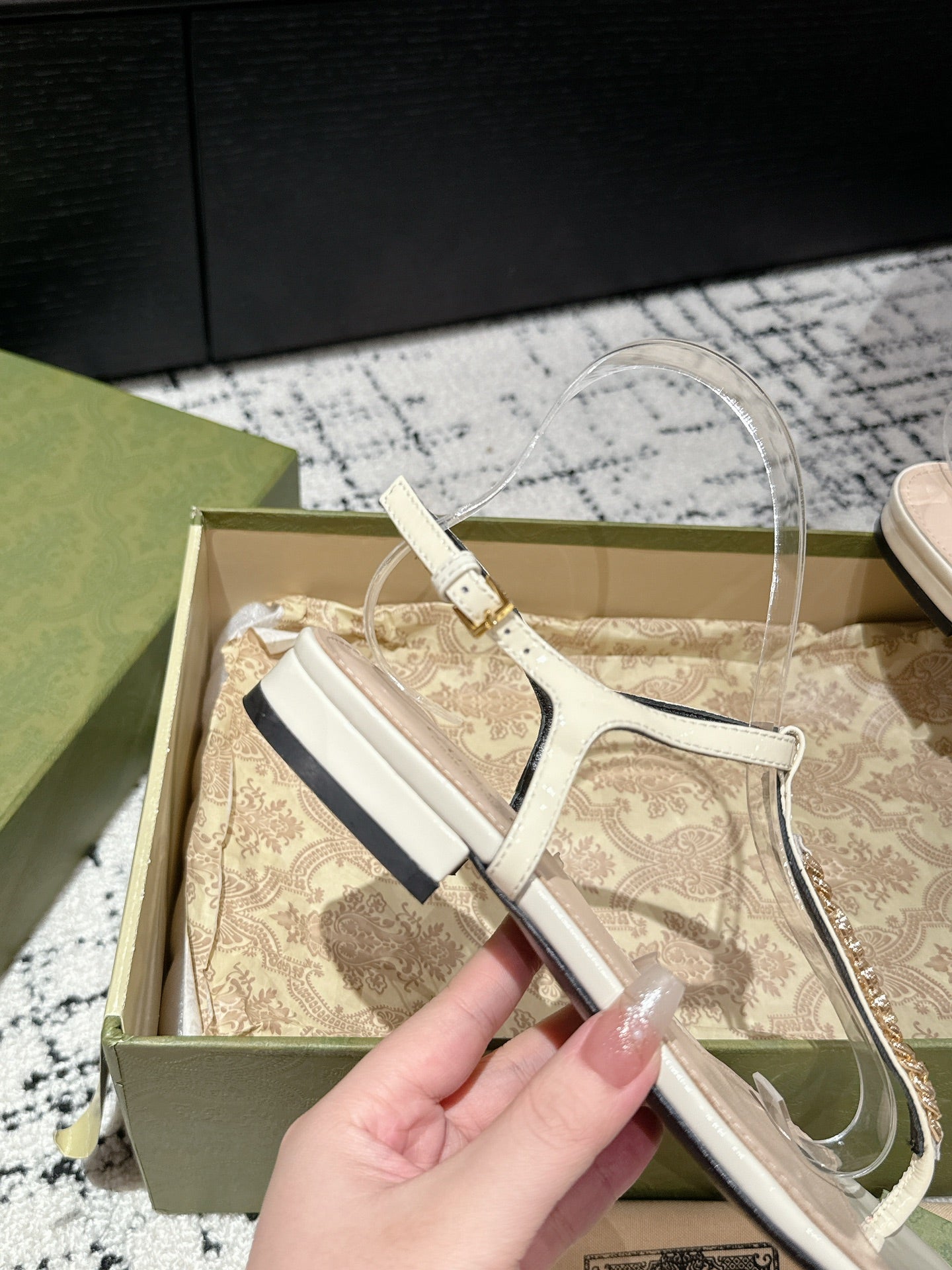 THONG SANDAL IN WHITE CALFSKIN WITH GOLD HARDWARE