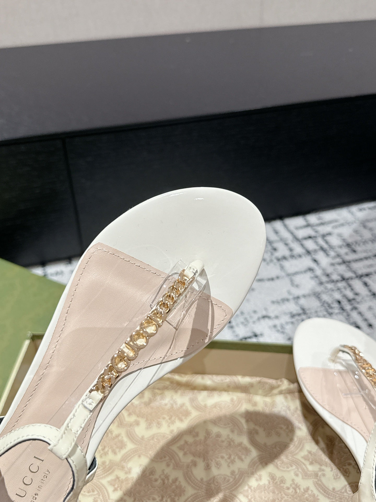 THONG SANDAL IN WHITE CALFSKIN WITH GOLD HARDWARE