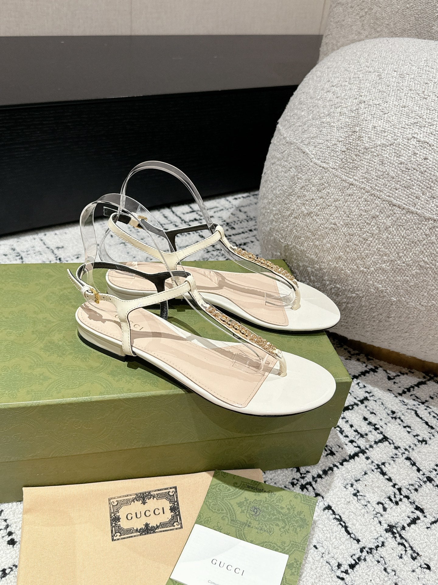 THONG SANDAL IN WHITE CALFSKIN WITH GOLD HARDWARE