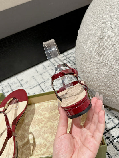 THONG SANDAL IN CRIMSON RED CALFSKIN WITH GOLD HARDWARE