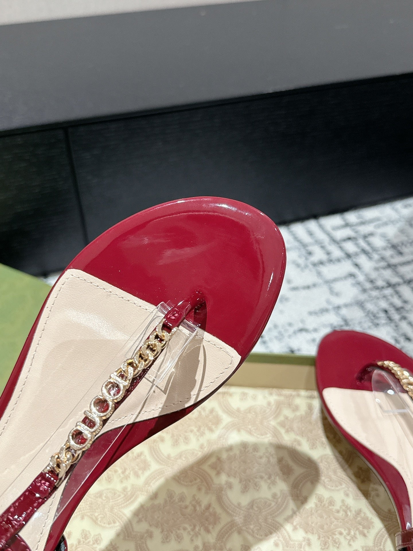 THONG SANDAL IN CRIMSON RED CALFSKIN WITH GOLD HARDWARE