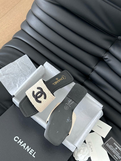 WOVEN SLIDE IN RAFFIA AND BLACK LAMBSKIN