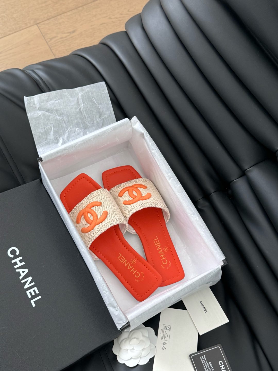 WOVEN SLIDE IN RAFFIA AND VIVID ORANGE LAMBSKIN