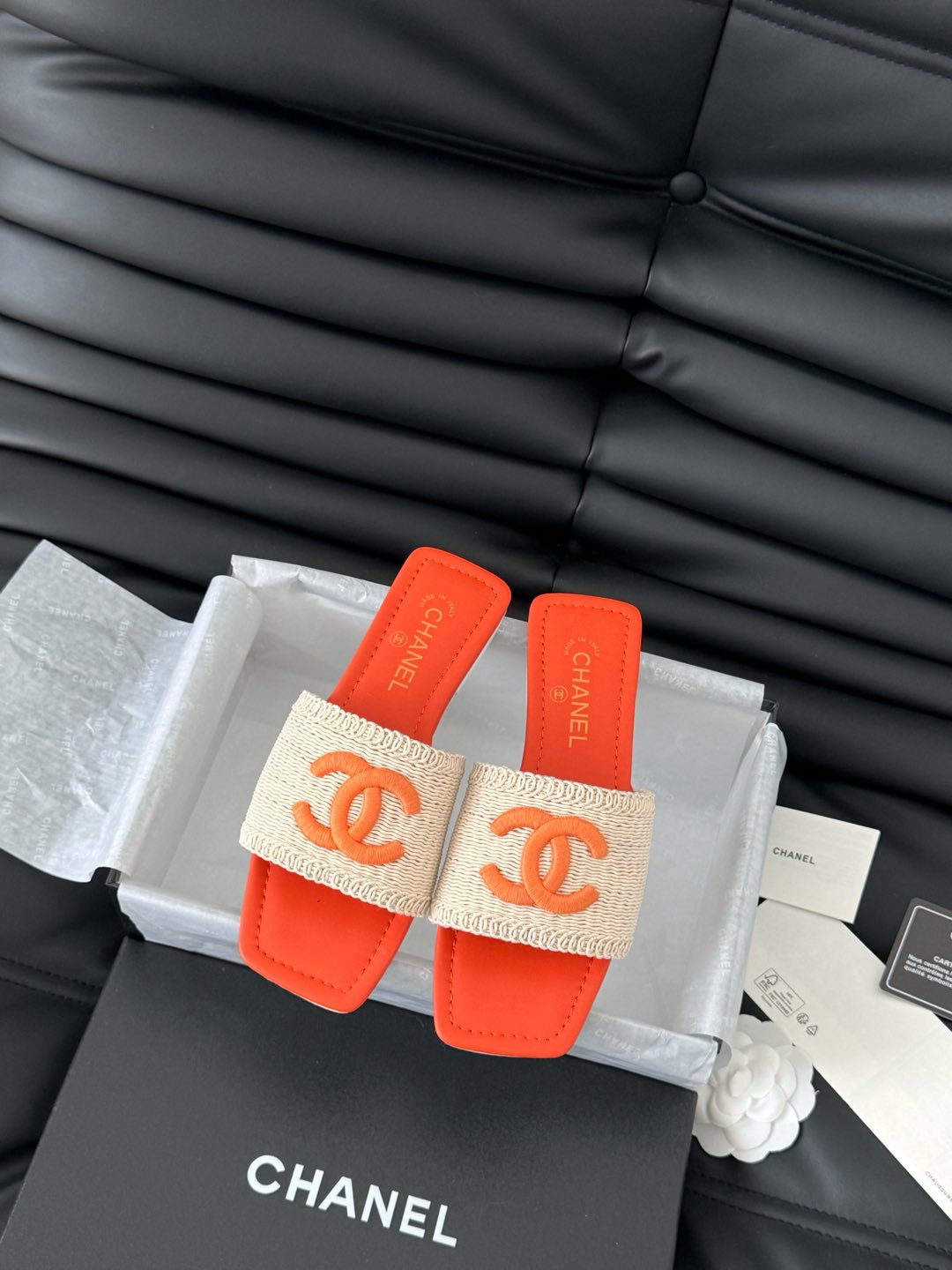 WOVEN SLIDE IN RAFFIA AND VIVID ORANGE LAMBSKIN
