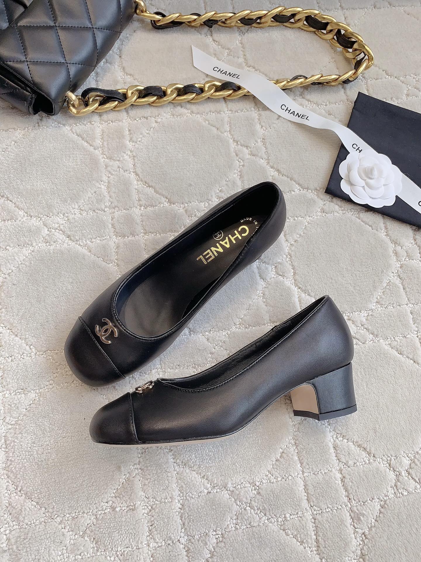 PUMP ROUNG TOE IN BLACK SHEEPSKIN