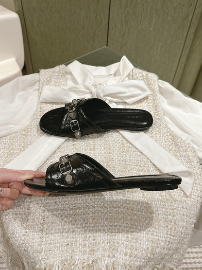 CAGOLE FLAT SANDALS IN BLACK WAX-OIL SHEEPSKIN