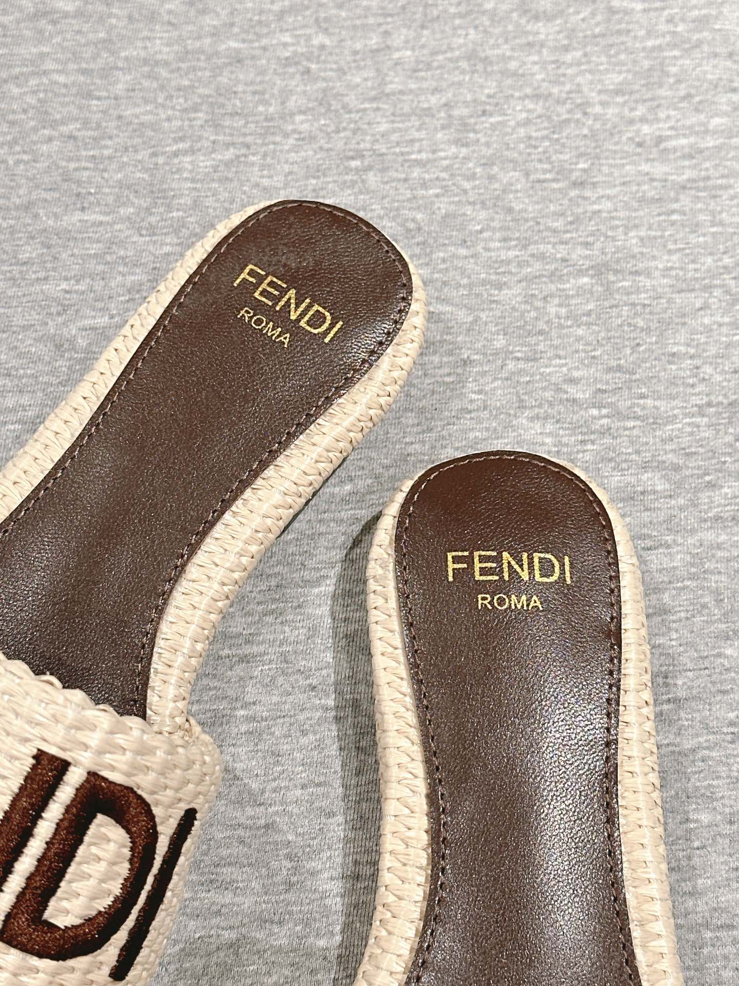 FENDI SIGNATURE MULE SLIDES IN WHITE FIBRE WITH BROWN EMBROIDERED LOGO