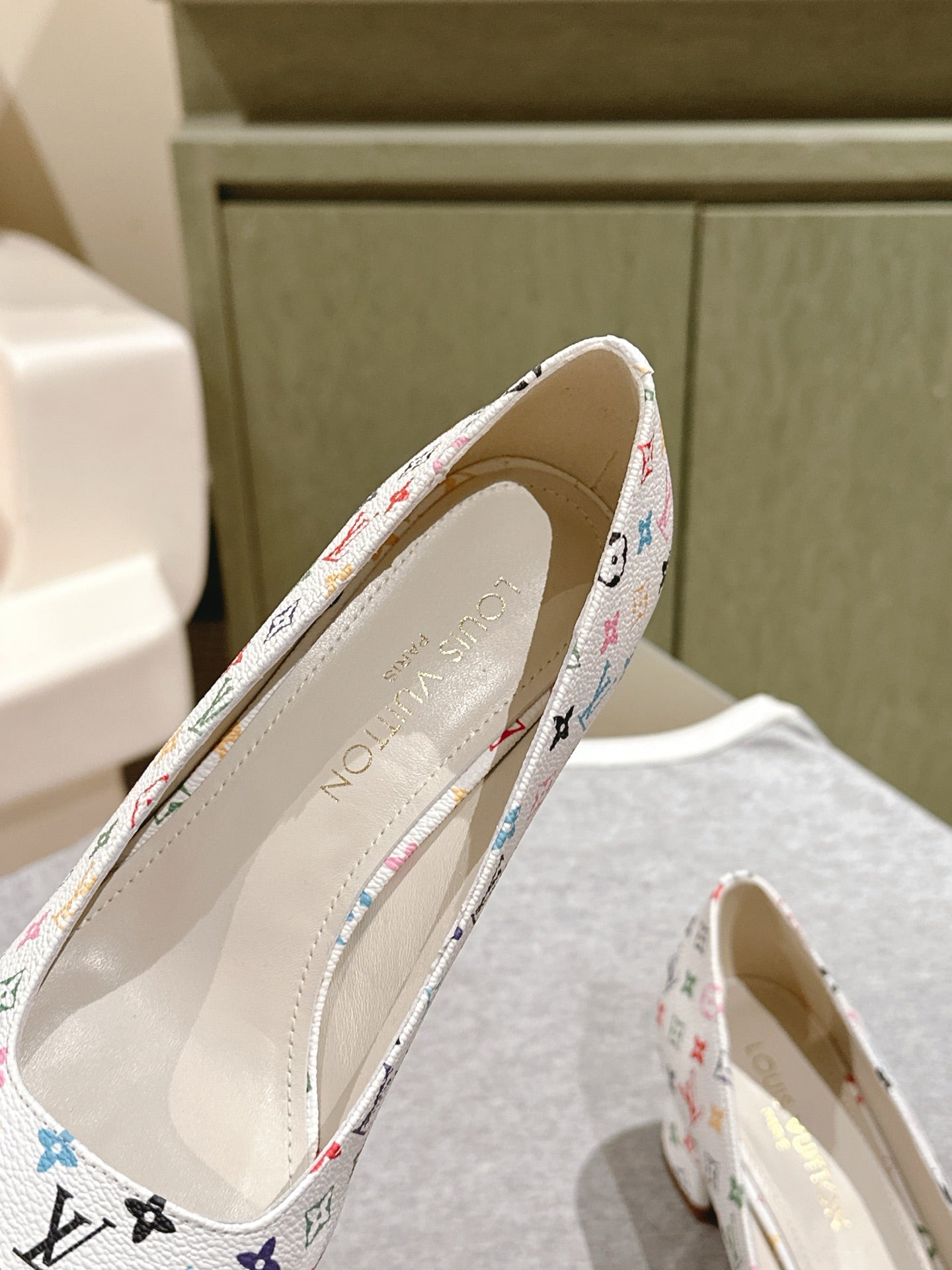 SWING HIGH PUMP 55 MM IN WHITE MONOGRAM CALFSKIN