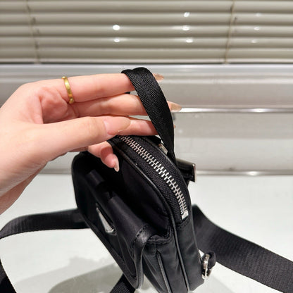 TRIANGLE LOGO MINI POUCH 17 IN BLACK RE-NYLON
