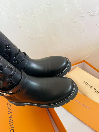 TERRITORY FLAT ANKLE BOOT IN BLACK EMBOSSED CALFSKIN