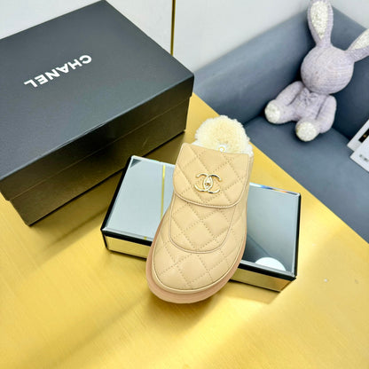 THICK-SOLED SLIDE IN LIGHT YELLOW LAMBSKIN AND WOOL LINING