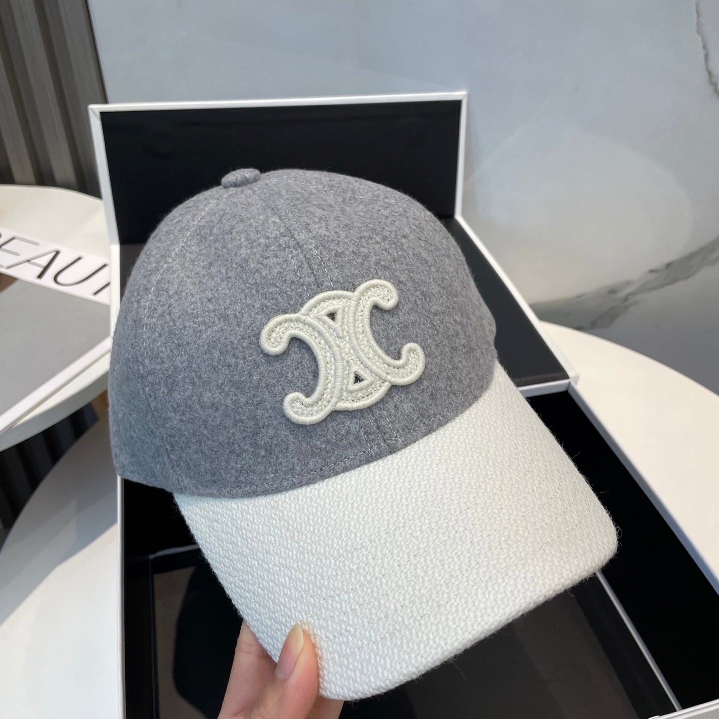 BASEBALL CAP MODEL 652410 IN WHITE AND GRAY FELTED FABRIC