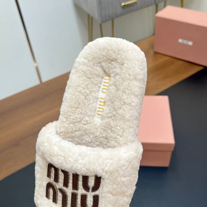 SLIPPERS IN WHITE LAMB WOOL