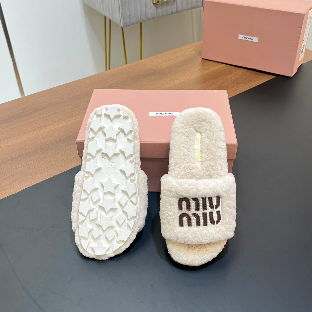 SLIPPERS IN WHITE LAMB WOOL