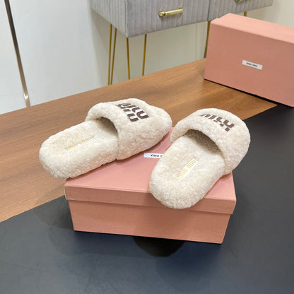 SLIPPERS IN WHITE LAMB WOOL