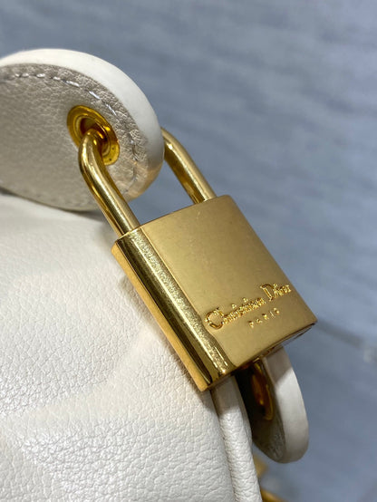 GROOVE 20 BAG IN WHITE CREAM MACROCANNAGE CALFSKIN WITH GOLD HARDWARE