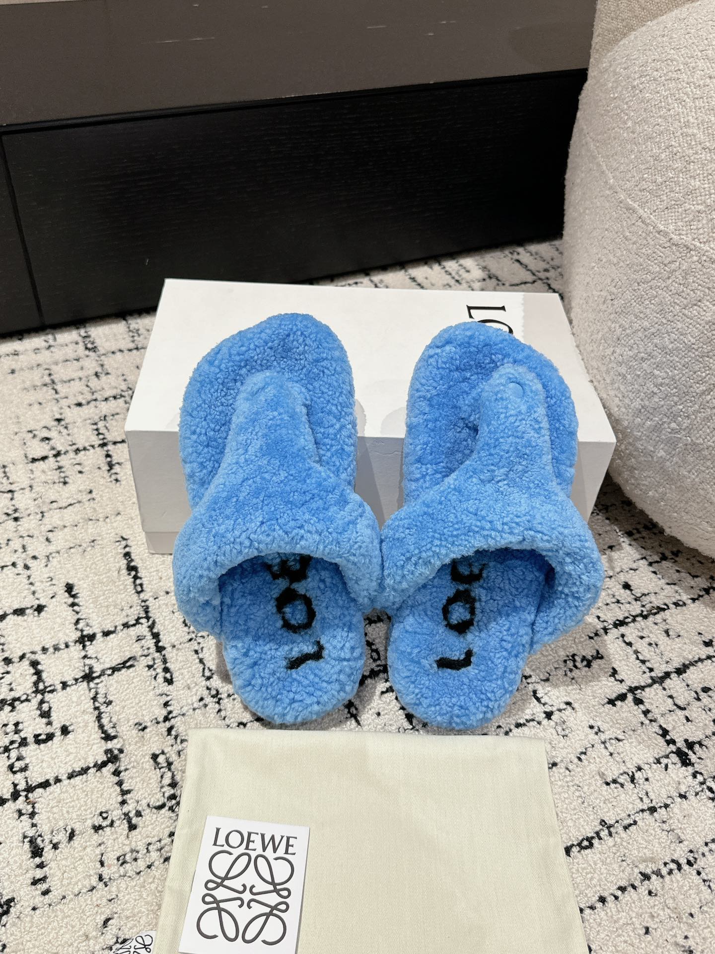 LW SHEARLING THONG SLIPPER IN LAPIS