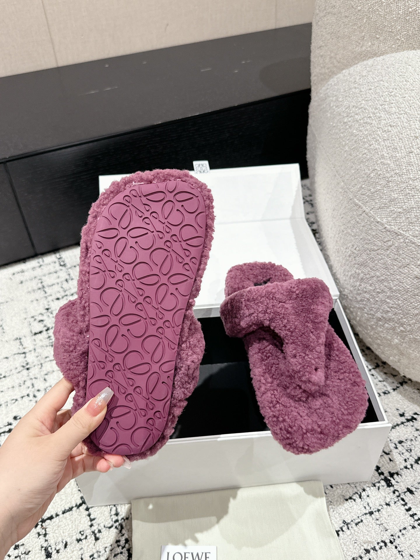 LW SHEARLING THONG SLIPPER IN GRAPE