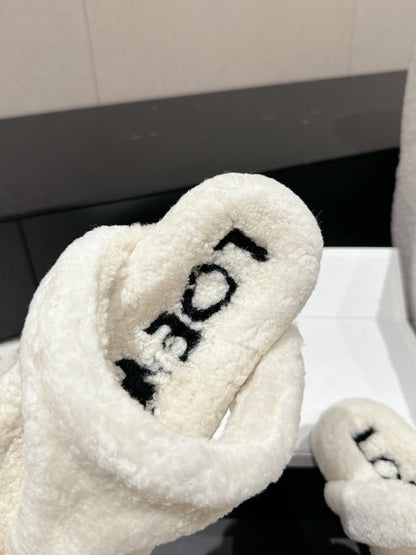 LW SHEARLING THONG SLIPPER IN WHITE