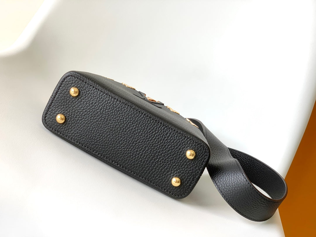 CAPUCINES MM BAG 21 IN BLACK TAURILLON COWHIDE GOLD HARDWARE