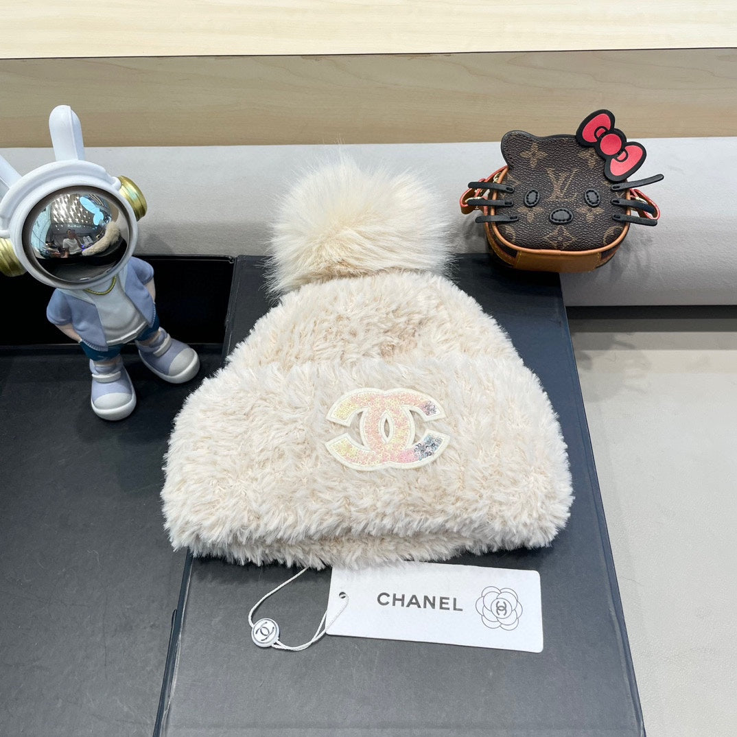 BEANIE HAT IN WHITE CREAM SOLF FLEECE 419711