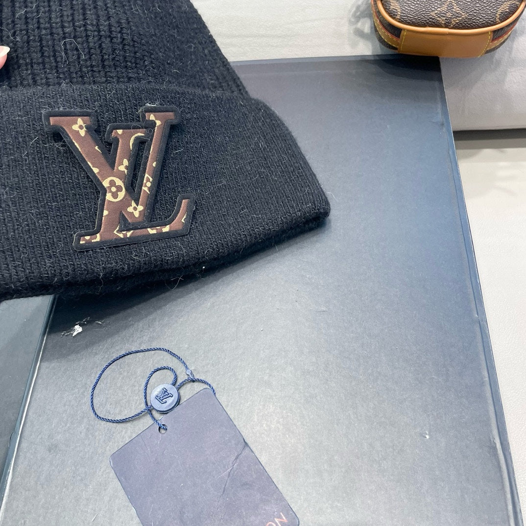 KNITTED BEANIE HAT IN BLACK FLEECE AND WOOL 426208