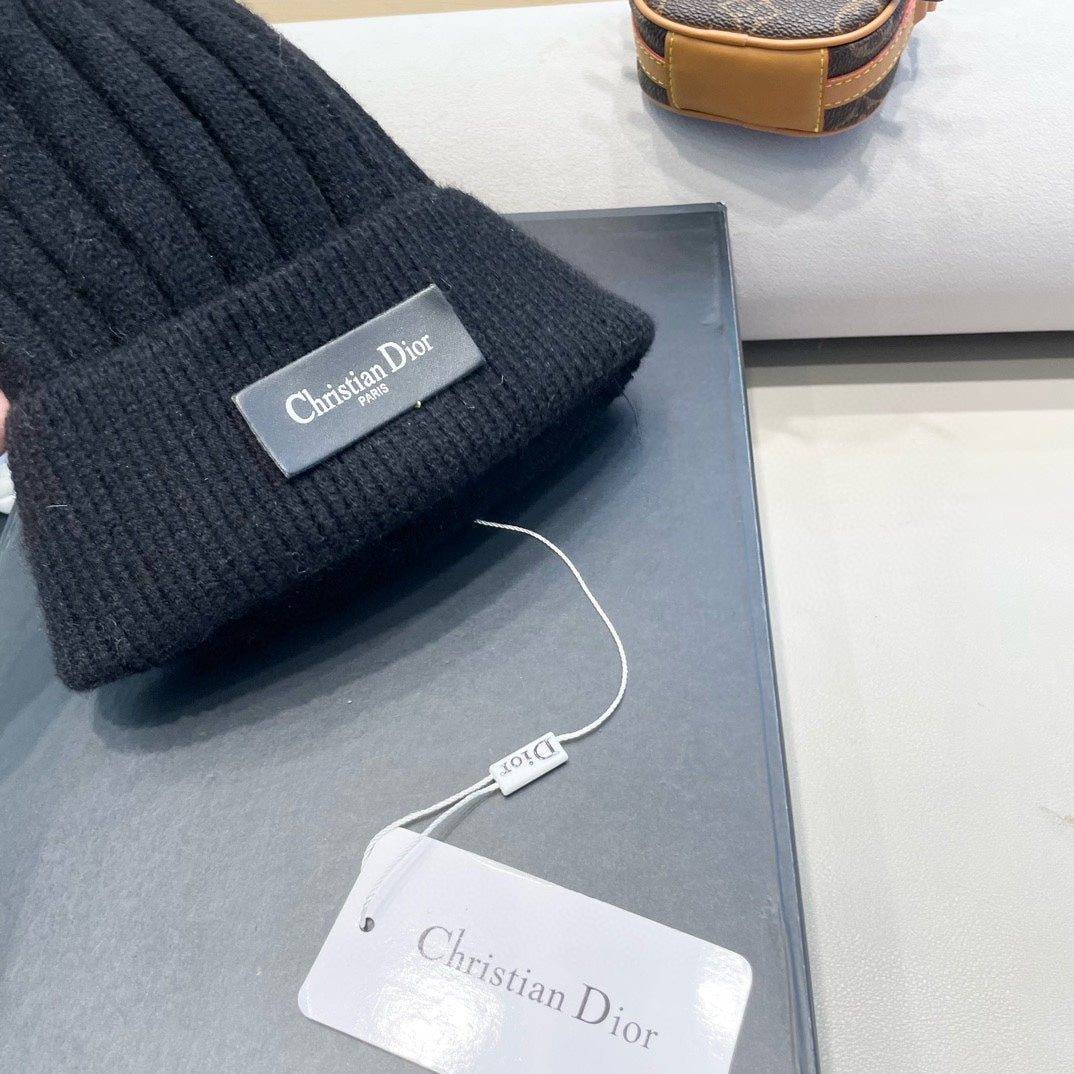 KNITTED BEANIE HAT IN BLACK WOOL AND FOX FUR 435035