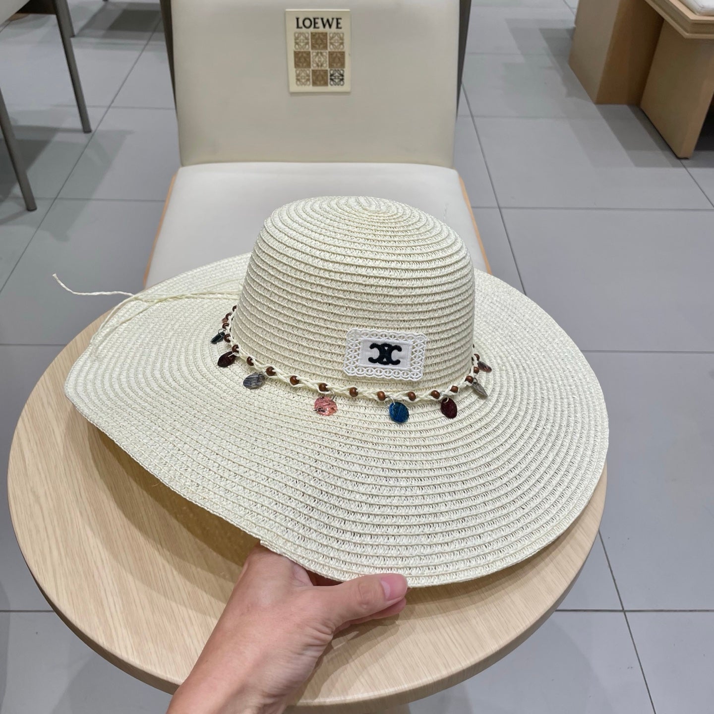 WIDE BRIM HAT MODEL 652186 IN WHITE WOVEN STRAW