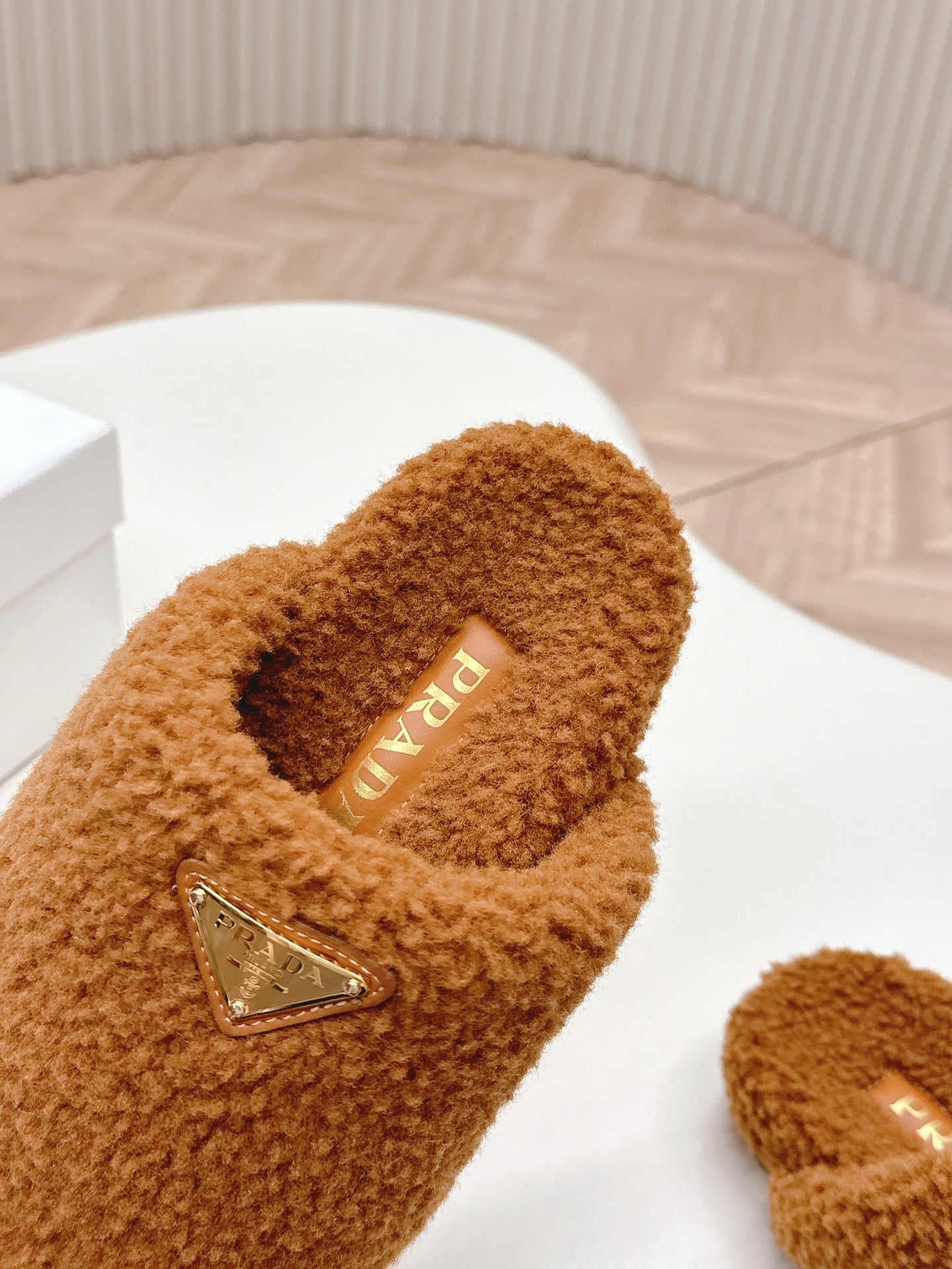 MULES ATTACHED TRIANGLE LOGO IN BRONZE BROWN SHEARLING