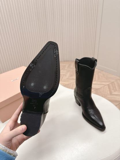 POINTED TOE BOOTS IN BLACK CALFSKIN