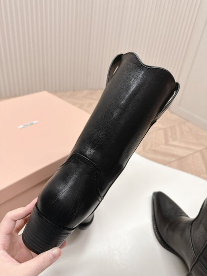 POINTED TOE BOOTS IN BLACK CALFSKIN