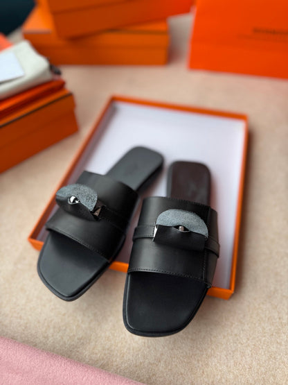 0RAN SANDALS IN BLACK CALFSKIN