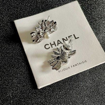 DOUBLE C STUD EARRINGS IN HALF-FLOWER SHAPE WITH PEARL CENTER