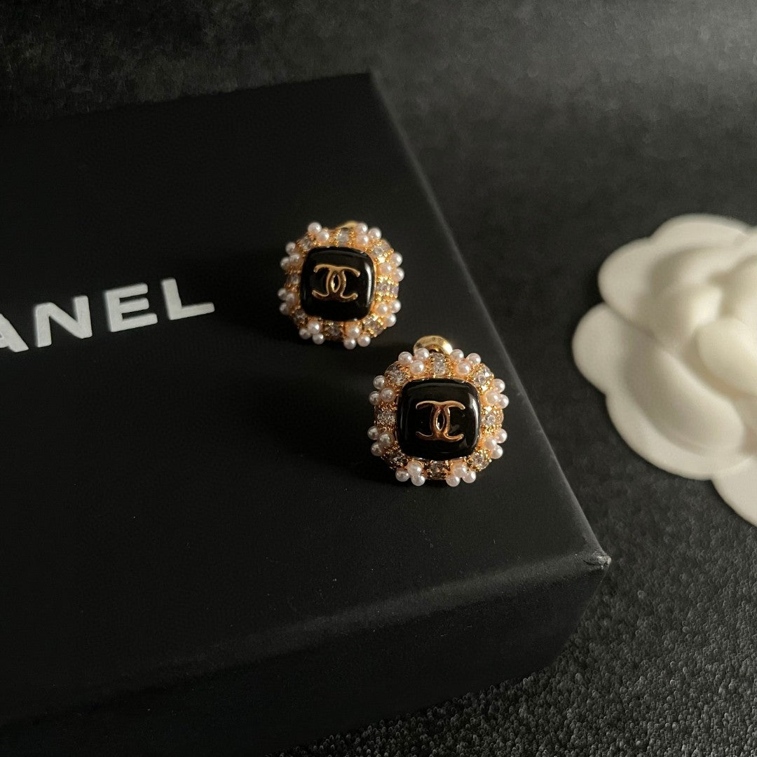STUD EARRINGS SQUARE DOUBLE C IN GOLD METAL WHITE PEARL BLACK ENAMEL