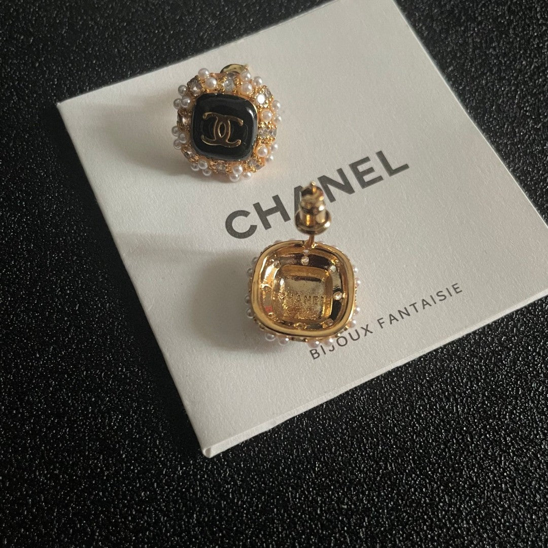 STUD EARRINGS SQUARE DOUBLE C IN GOLD METAL WHITE PEARL BLACK ENAMEL