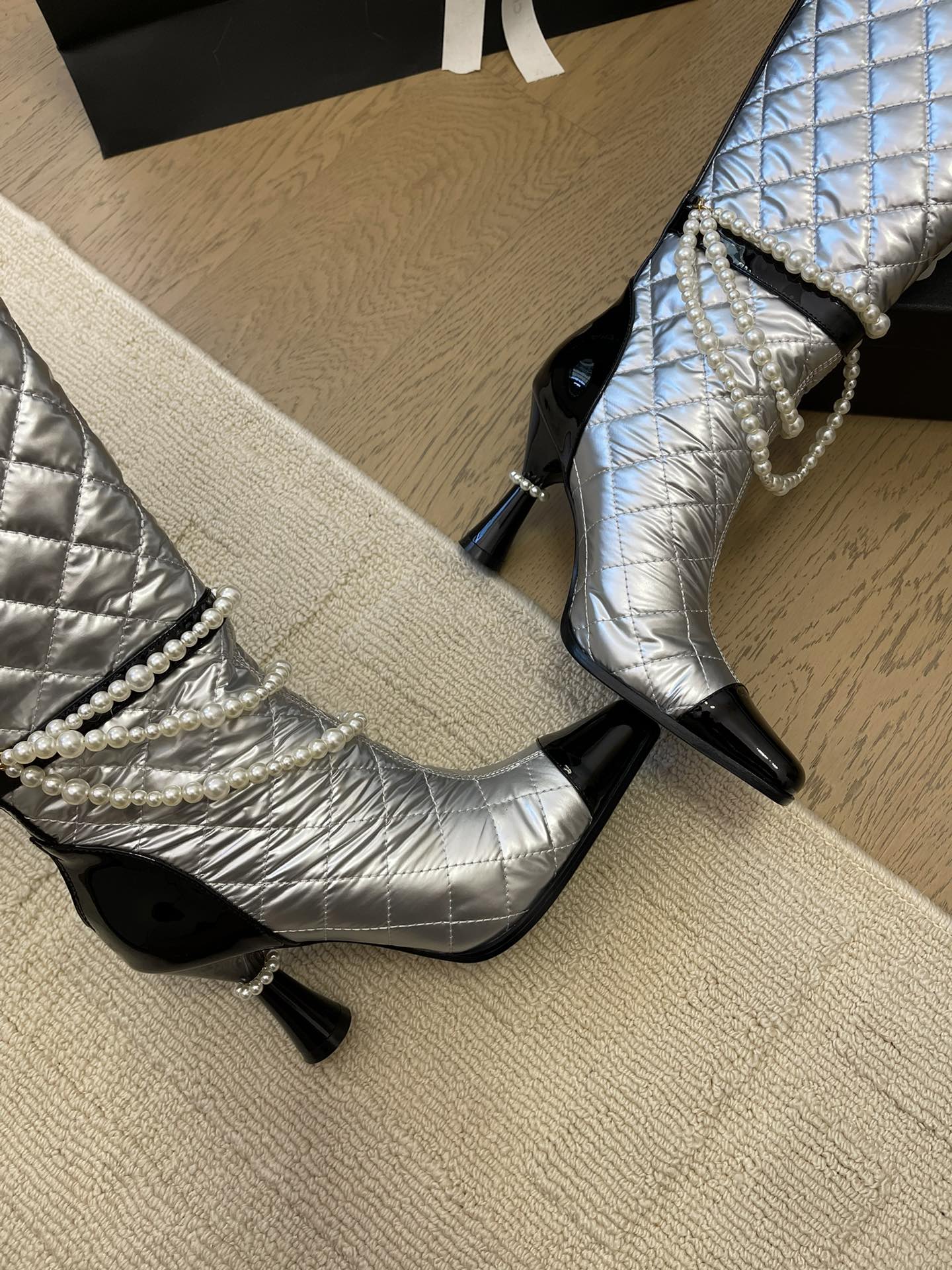 KNEE HIGH BOOTS 8 CM IN SILVER MIX BLACK CALFSKIN WITH PEARL CHAIN