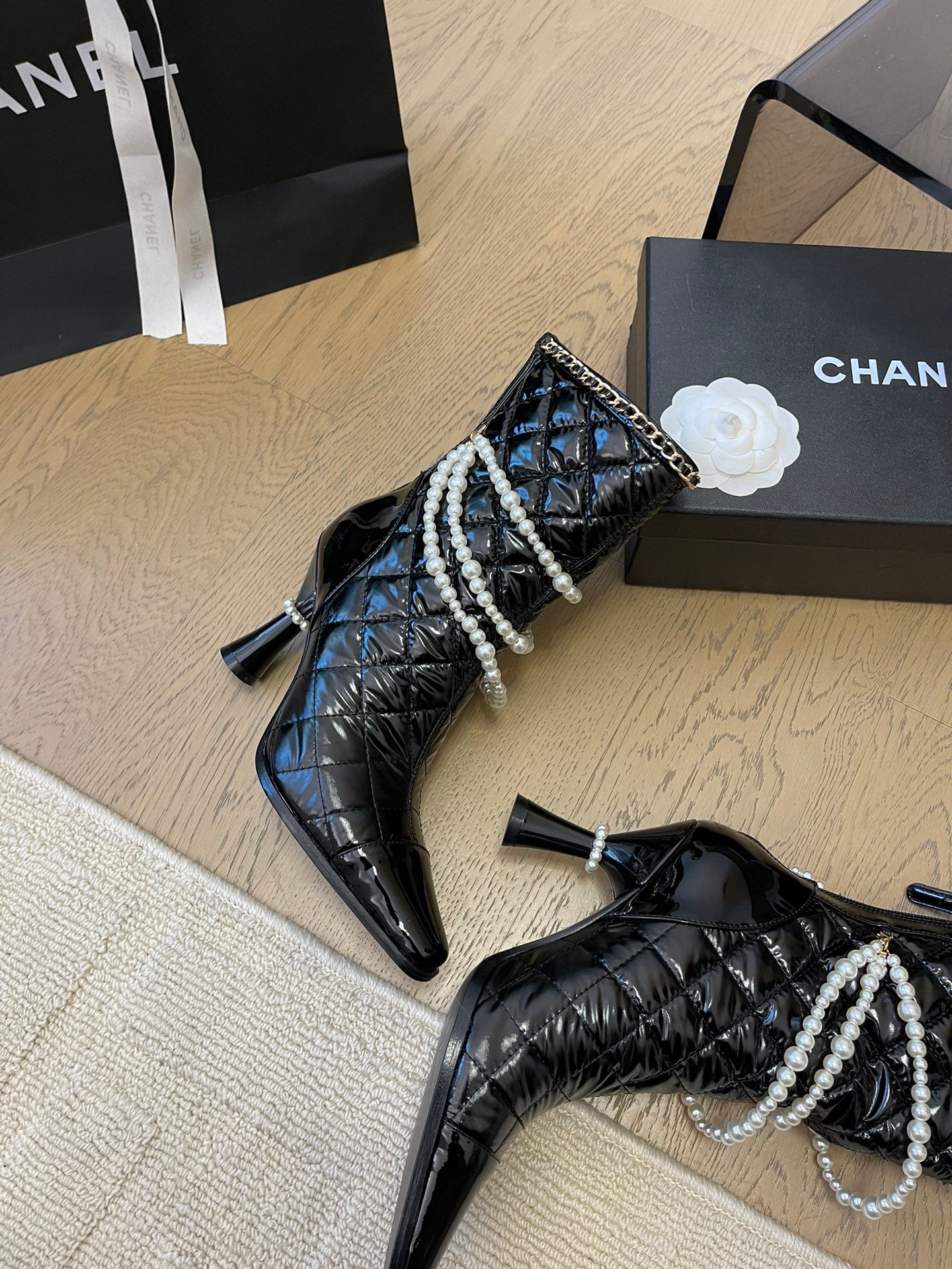 HIGH HEELS 8CM BOOTS IN BLACK CALFSKIN WITH PEARL CHAIN