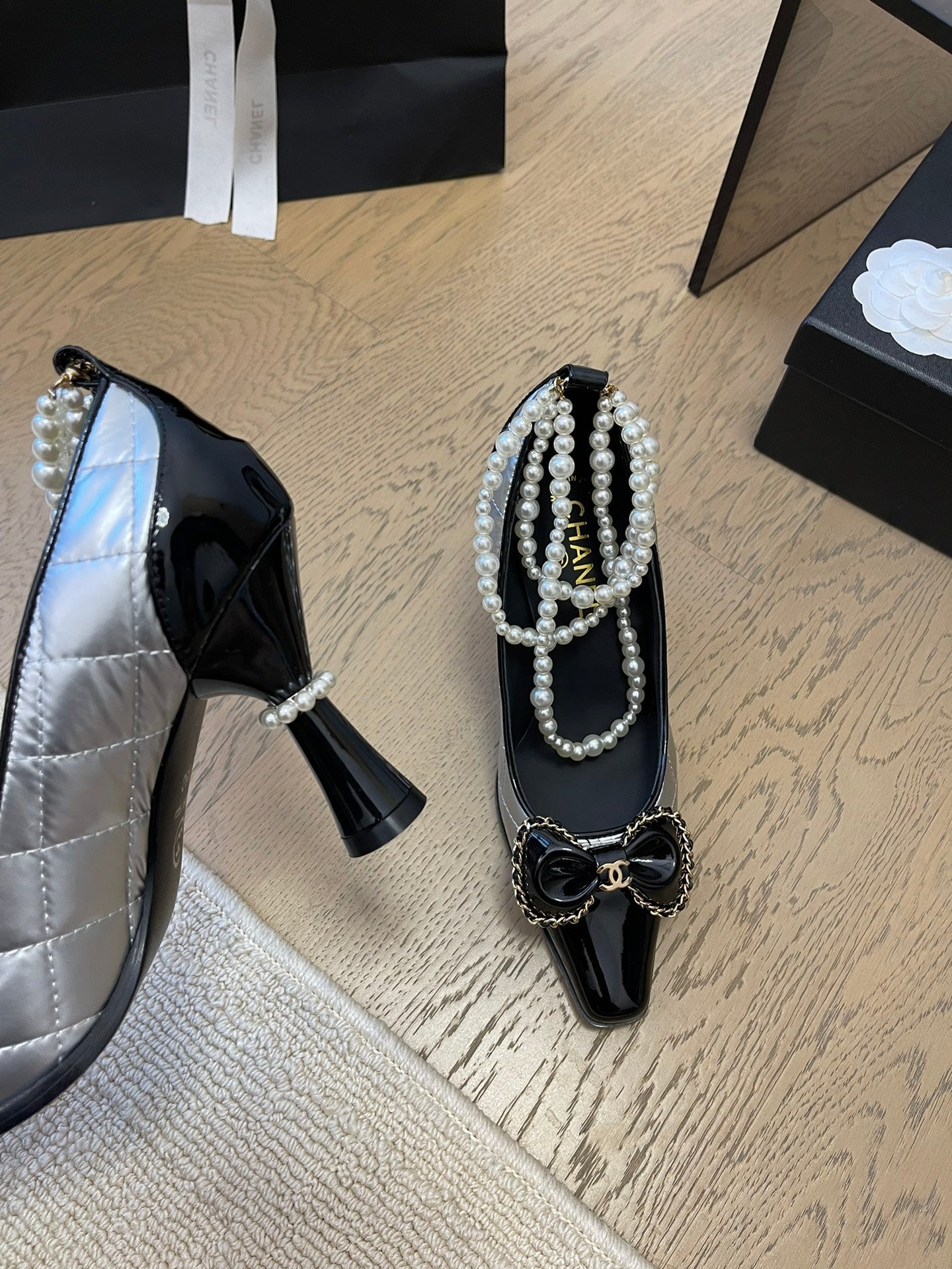 HIGH HEEL 8 CM IN SILVER MIX BLACK CALFSKIN WITH PEARL CHAIN
