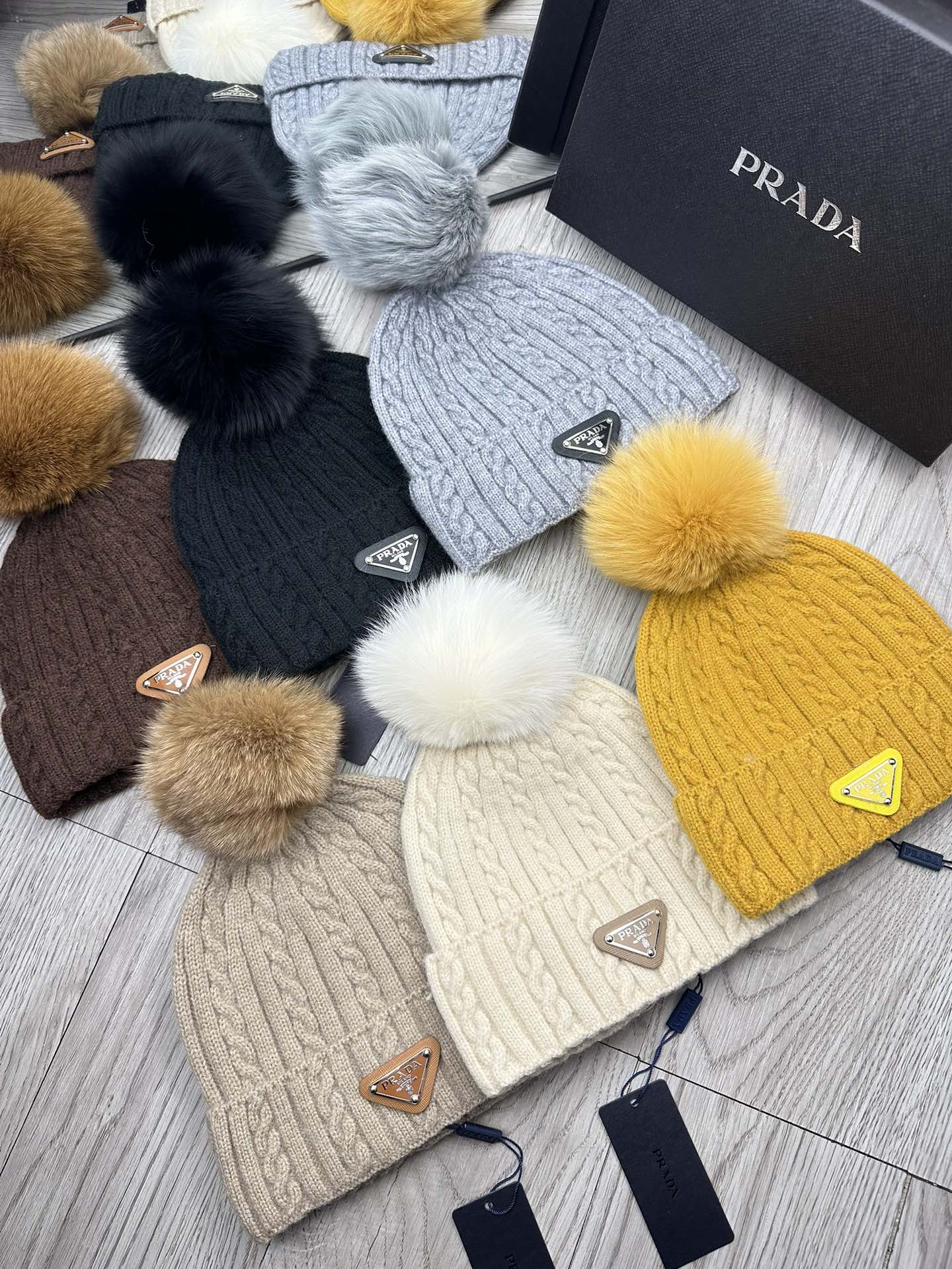 BEANIE HAT IN DOVE GRAY WOOL 352363