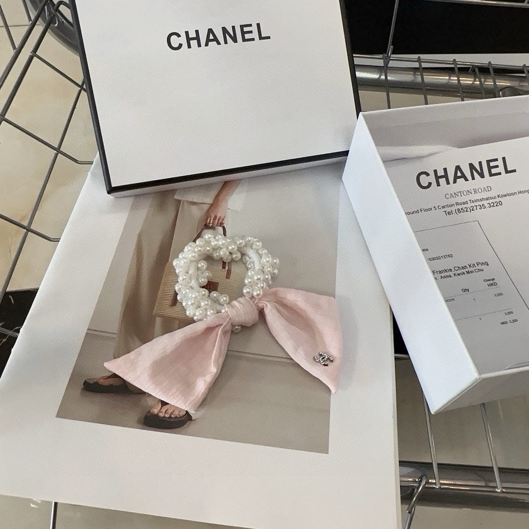 LIGHT PINK WRINKLED FABRIC WITH PEARL SCRUNCHIE 358300