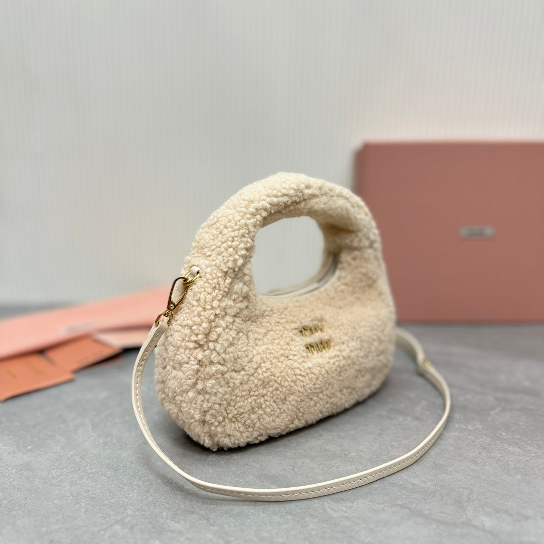 WANDER HOBO BAG 18 IN BEIGE SHEARLING