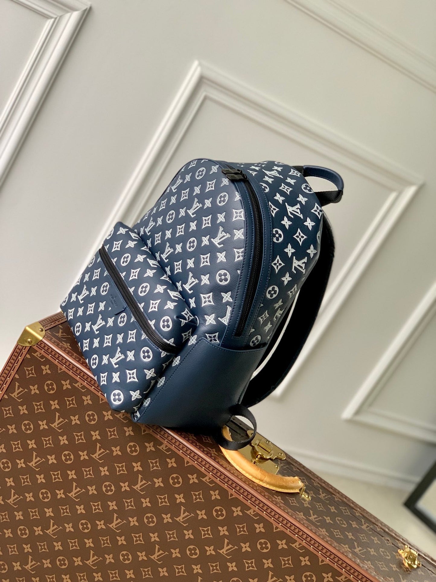 DISCOVERY PM BACKPACK 38 IN NAVY BLUE LAMBSKIN WHITE MONOGRAM LOGO