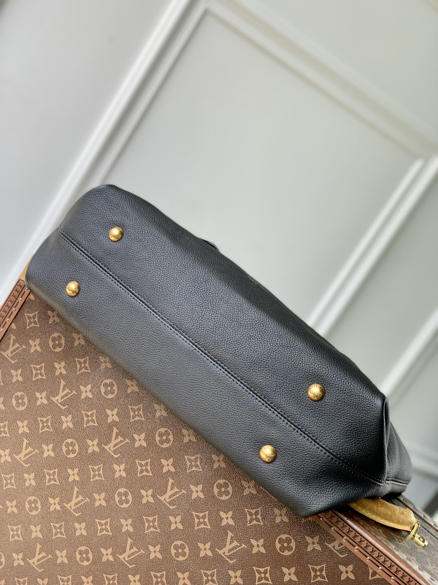 LOW KEY CABAS MM BAG 47 IN BLACK GRAINED CALFSKIN