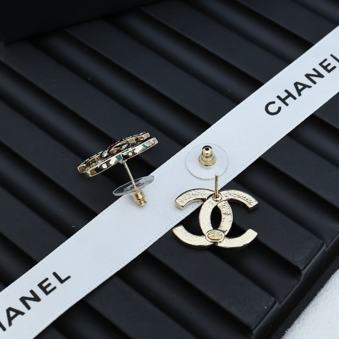 DOUBLE C STUD EARRINGS IN LIGHT GOLD METAL WITH MULTICOLOR CRYSTALS