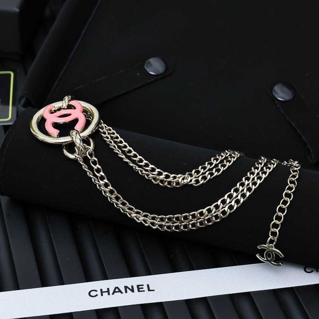 CHAIN CHOKER IN GOLD-PLATED METAL WITH ENAMEL COLORS AND ROUND LOGO PENDANT